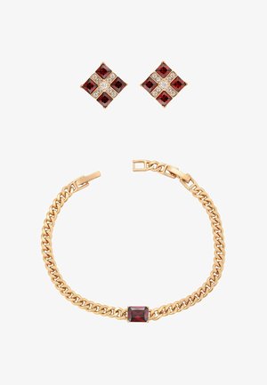 Brățară cu lanț auriu cu o piatră centrală rectangulară roșie și cercei pătrați asortați cu pietre roșii și clare aranjate geometric.