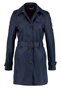 Marinblå trenchcoat i ett slätt, vattenavvisande material med skärp i midjan, knappstängning och axelklaffar.