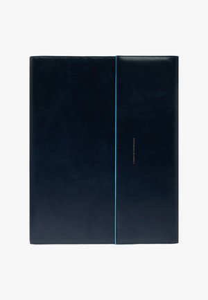 Classeur en cuir bleu marine à texture lisse, souligné par une fine ligne bleu clair sur le bord et un logo discret en bas à droite.