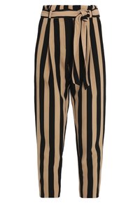 Spodnie w paski z pionowymi czarnymi i beżowymi paseczkami, szerokim paskiem w talii z wiązaniem oraz krojem kończącym się przed kostką. Gładka faktura materiału.