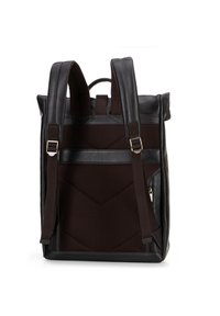 Černý kožený batoh s hnědými síťovými akcenty, dvěma nastavitelnými popruhy, vertikální kapsou na zip a šikmým vzorem na přední straně.