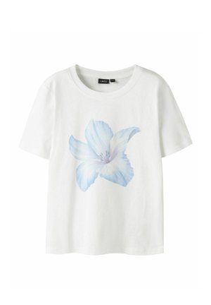 T-shirt blanc à manches courtes avec un grand graphisme de fleur bleue douce centré sur le devant et un col rond.