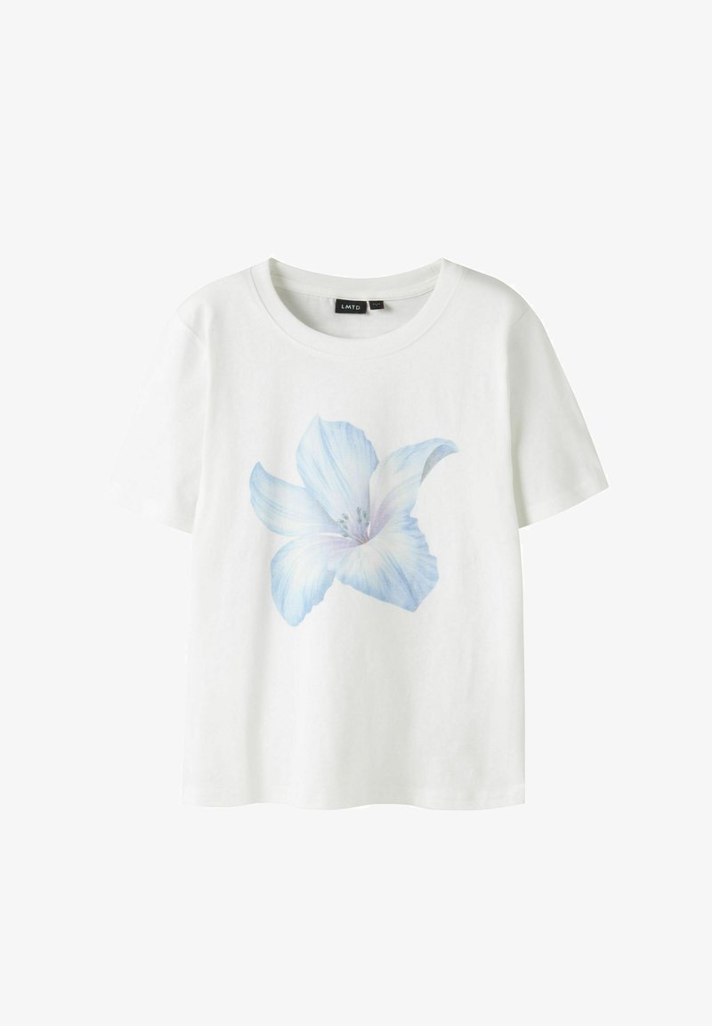 Valge lühikeste varrukatega T-särk, millel on esiküljel keskel suur, pehme sinine lillekujundus ja ümmargune kaelus.