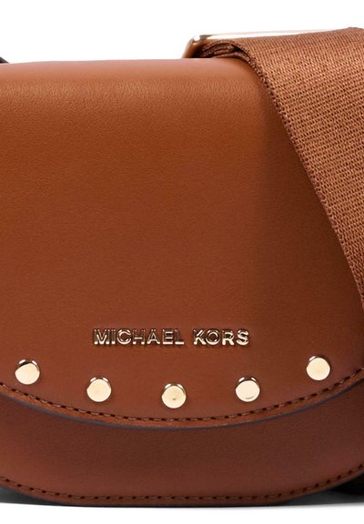 Bruine leren Michael Kors schoudertas met gouden studs en bijpassende stoffen riem aan de bovenrand.