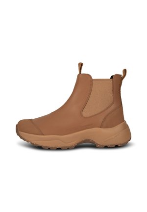 Bota de tobillo marrón impermeable hecha de cuero y elastano. Cuenta con una suela texturizada con un leve tacón y lengüetas para facilitar el puto.
