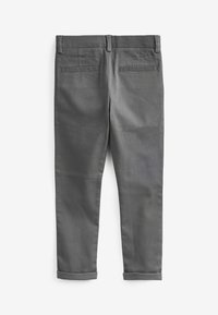 Pantaloni chino grigi con una texture liscia, design strutturato, orli arrotolati e due tasche posteriori. Presentano una vita standard e passanti per cintura.