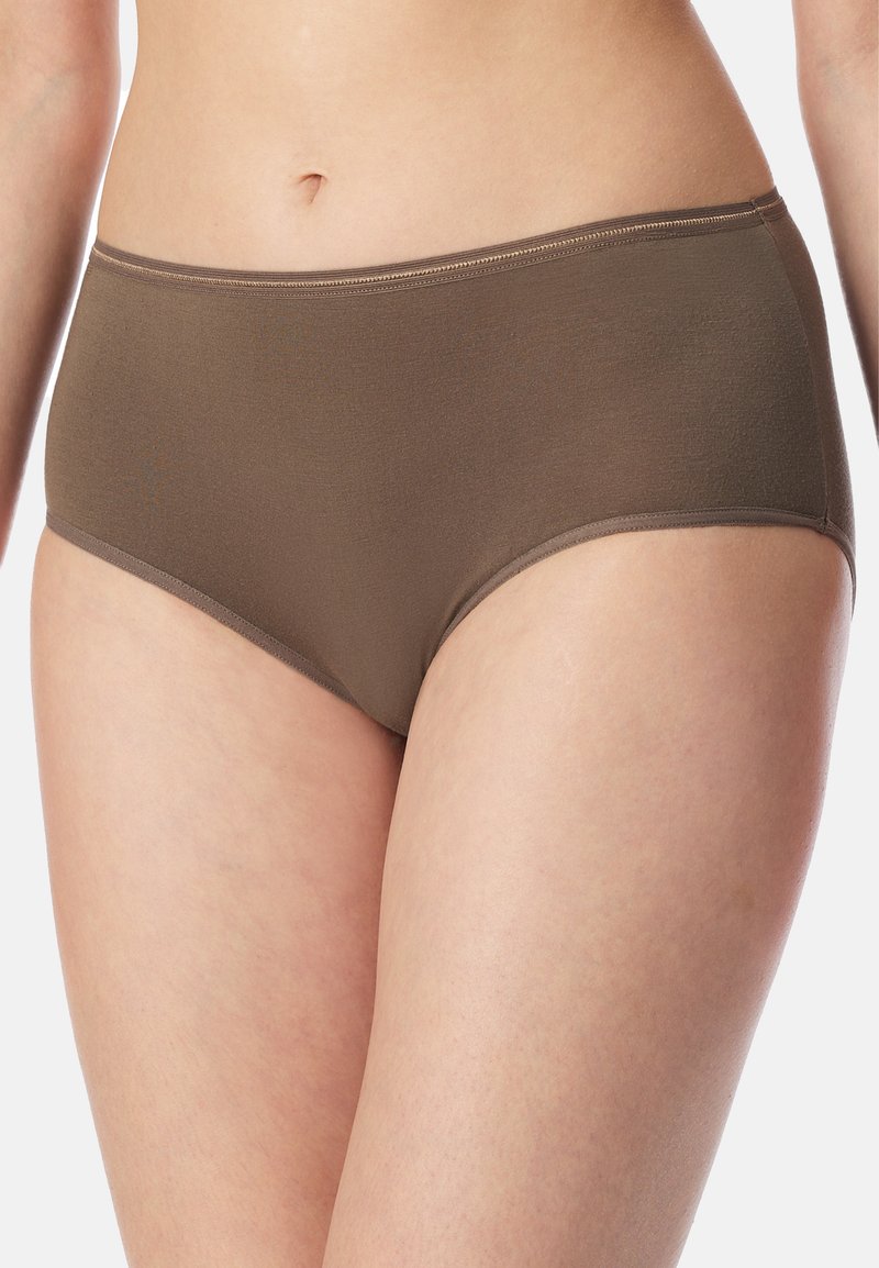 Hochgeschnittene braune Baumwollslips mit glatter Textur, ausgestattet mit einem breiten elastischen Bund und nahtlosen Beinöffnungen für optimalen Tragekomfort.