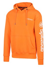 Oranje hoodie van zachte stof, met een voorzak, een wit tekstlogo op de borst en mouwen, en een capuchon met koord met zilveren punten.