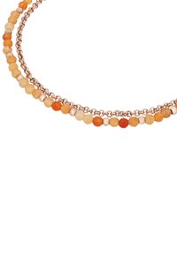 Collana di perle con perle tonde in tonalità arancione e crema, intervallate da una cadena in oro rosa, che offre un design a strati.