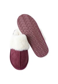 Bordowe zamszowe kapcie z białym sztucznym futerkiem przy kołnierzu, wyposażone w gumową, teksturowaną podeszwę o falistym wzorze i zaokrąglonym kształcie.