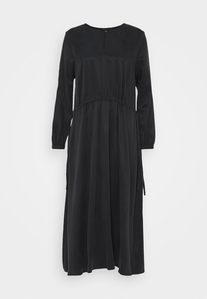 Robe midi noire à manches longues avec taille froncée et encolure ronde, dotée d'une petite fermeture par bouton à l'arrière du col.