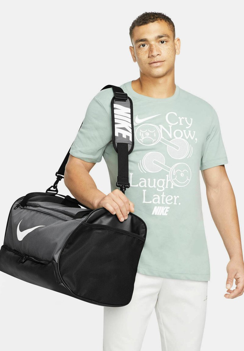 Herren Rucksäcke | Nike Performance BRASILIA M DUFFLE Sporttasche grau/grau - NZ33893 Herren Rucksäcke | Nike Performance BRASILIA M DUFFLE Sporttasche grau/grau - NZ33893