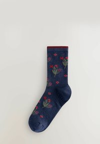 Tumes ribad sokid, millel on lillemuster punaste lillede ja roheliste lehtedega ning maroon värvi varrukas. Pehme tekstiilmaterjal.