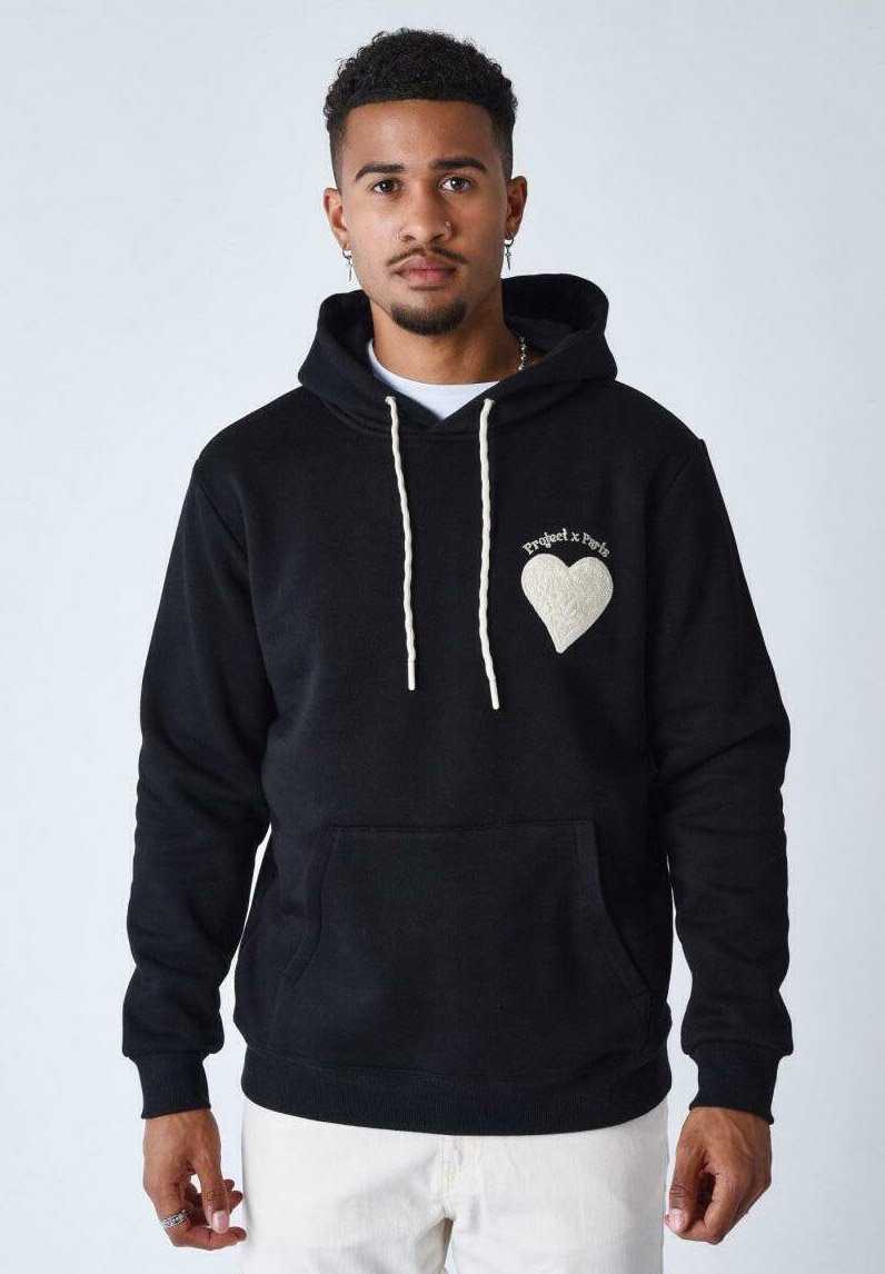 Sudadera negra con cordones blancos, bolsillo frontal y diseño de corazón bordado. Hecha de una tela suave con un ajuste relajado.