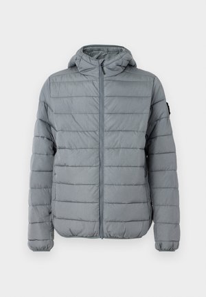 Grå polstret jakke med glidelås foran, hette og sydd horisontale linjer. Designet for varmen med elastiske mansjetter og minimal merkevare.