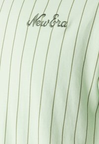 New Era PINSTRIPE TEE - Marškinėliai su spaudiniu - light green