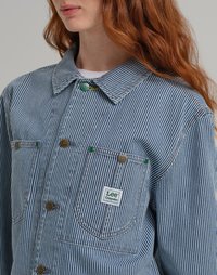 Giacca di jeans a righe con colletto a punta, bottoni a pressione, due tasche frontali e un'etichetta verde Lee Crayola. Bottoni multicolore adornano le tasche.