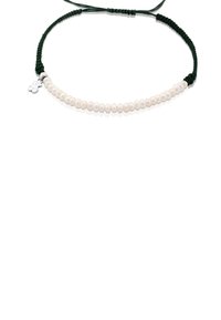 Collar de cordón trenzado verde con cuentas blancas y un pequeño charm de plata. Las cuentas están espaciadas uniformemente, resaltando una textura suave.