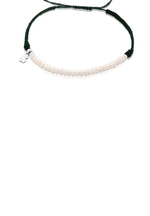Collar de cordón trenzado verde con cuentas blancas y un pequeño charm de plata. Las cuentas están espaciadas uniformemente, resaltando una textura suave.