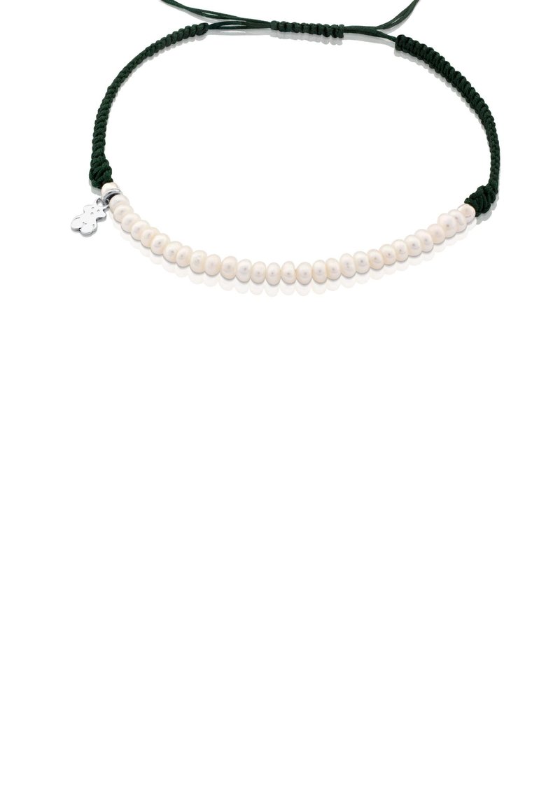 Collar de cordón trenzado verde con cuentas blancas y un pequeño charm de plata. Las cuentas están espaciadas uniformemente, resaltando una textura suave.