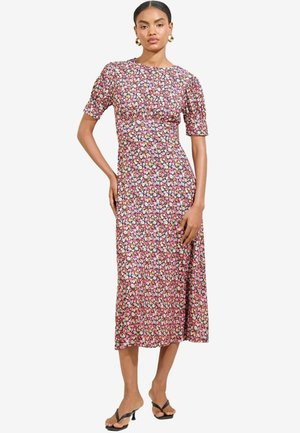 Bloemen midi-jurk met korte pofmouwen, roze basis en meerkleurige bloemen. Glad materiaal en een relaxte pasvorm, met een ronde halslijn.