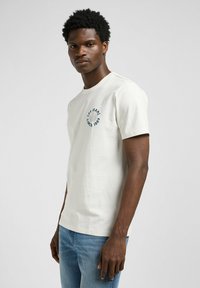 Lee SHORT SLEEVE ELEVATED LOGO REGULAR FIT - Camiseta estampada - ecru