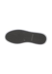 Semelle de chaussure en caoutchouc noir avec un motif en chevron, dotée d'un bord blanc et d'un logo en relief. Texture lisse, forme ovale.