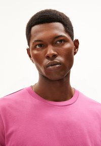 ARMEDANGELS JAAMES - T-shirt basic - crushed berry