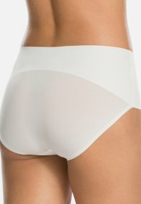 Spanx SPANXSUPERSMOOTH™ UNDIE-TECTABLE® BRIEF - Pants - powder