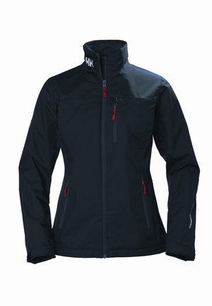 Chaqueta softshell negra con cuello alto, bolsillos delanteros y en el pecho con cremallera roja, y logo blanco en el cuello y la manga.