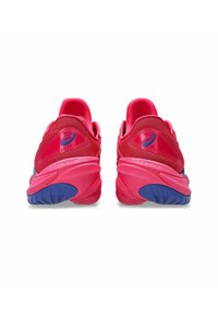 Des chaussures de sport rose vif avec un dessus en mesh, une semelle FlyteFoam et des accents bleus. Talon rembourré pour le confort et l'adhérence.