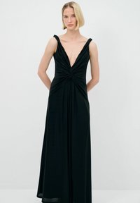 Schwarzes knielanges Kleid mit tiefem V-Ausschnitt, gedrehtem Frontdesign, breiten Trägern und weichem, fließendem Stoff für eine klare Silhouette.