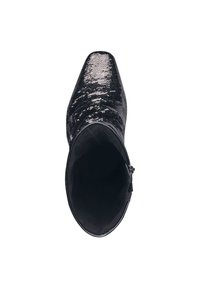 Stivaletto nero in materiale scintillante, con punta affusolata e chiusura con zip laterale. L'interno è foderato in tessuto nero.