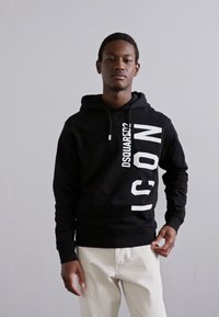 Schwarzer Hoodie mit weißem vertikalem Text, der "ICON" und "DSQUARED2" liest. Aus glattem Baumwollmix gefertigt, mit lässiger Passform und verstellbarem Kapuzenzug.