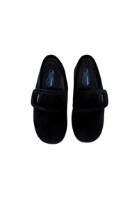 Zapatillas de tela negra y suave con forma redondeada y correa de Velcro para el cierre. Interior acolchado, suela plana y logo discreto en el lateral.