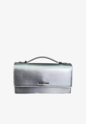 Borsa rettangolare in argento metallizzato con manico superiore e chiusura a patta, caratterizzata da un piccolo logo "MARIACELINE" al centro davanti.