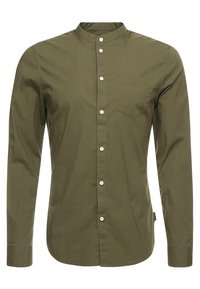 Camicia a maniche lunghe color verde oliva con colletto alla coreana, bottoni frontali e una tasca sul petto. Tessuto liscio con un design minimale.
