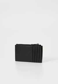 Čierna kožená peňaženka so zipsom, s elegantnejšími okrajmi a vertikálnymi slotmi na karty na jednej strane. Hladká textúra, minimalistický dizajn.