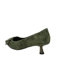 Pump verde in suede con punta arrotondata e un fiocco decorativo sul fronte, caratterizzata da un tacco corto e slanciato. Materiale testurizzato in tutto il modello.