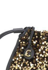 Borsa a secchiello con trim in pelle nera; coperta di paillettes dorate; presenta un accento con logo dorato e tracolla nera. Design compatto e strutturato.