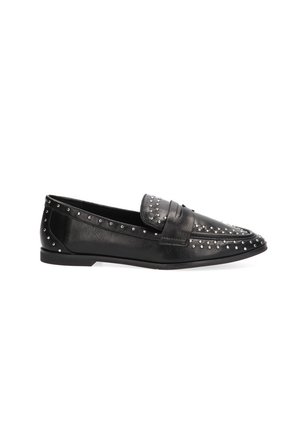 Mocasines de cuero negro con tachuelas metálicas en la parte superior y los laterales, con suela plana y una correa decorativa en el empeine.