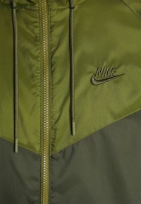 Nike Sportswear Corta-vento - sequoia/rough green