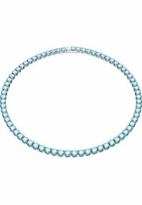Ke necklace gemstone berwarna biru muda yang menampilkan batu potong bulat yang terpasang pada rantai logam berwarna perak, menciptakan desain yang berkilau dan terus menerus.