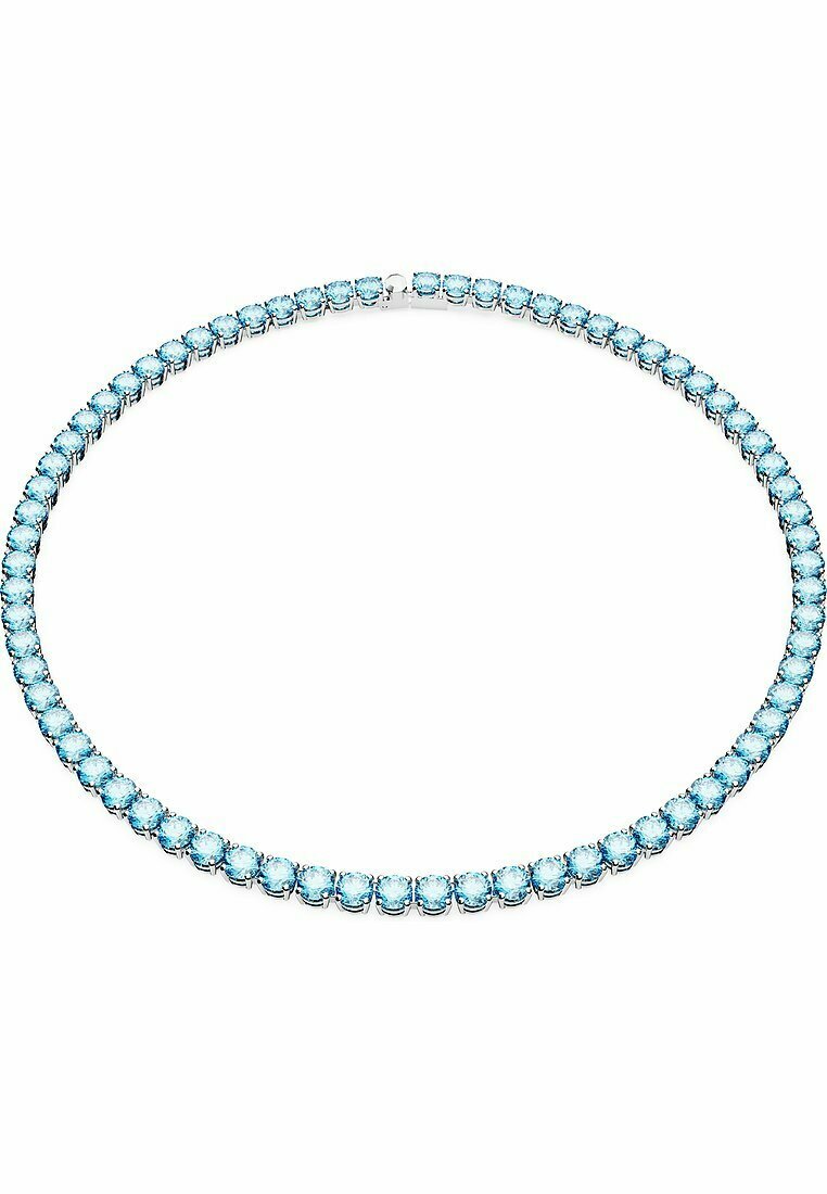 Ke necklace gemstone berwarna biru muda yang menampilkan batu potong bulat yang terpasang pada rantai logam berwarna perak, menciptakan desain yang berkilau dan terus menerus.