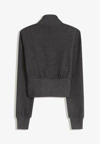 Sivý skrátený sweatshirtn vyrobený z mäkkej látky, s vysokým golierom, dlhými rukávmi, ribbovanými manžetami a elastickým spodným okrajom. Jednoduchý, minimalistický dizajn.