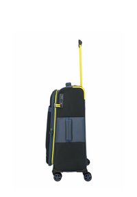 Valise rigide souple de couleur noire et bleu marine, bordée de jaune, avec poignée rétractable jaune, quatre roues et serrure à combinaison intégrée.