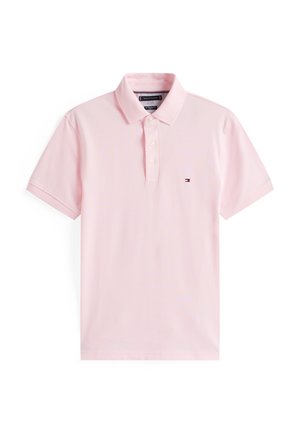 Világos rózsaszín, puha anyagból készült galléros póló, klasszikus gallérral, háromgombos sliccel és a mellrészen hímzett kis logóval.