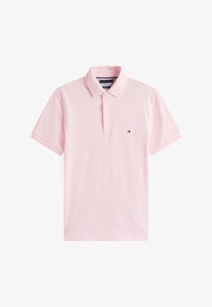 Jasnoróżowa koszulka polo wykonana z miękkiej tkaniny, z klasycznym kołnierzykiem, plisą na trzy guziki oraz małym logo wyszywanym na piersi.