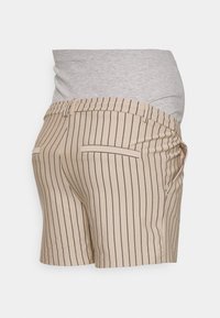 Calções beige às riscas com uma cintura elástica e dois bolsos frontais. O tecido tem uma textura suave com riscas verticais.