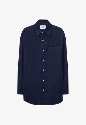 Mørkeblå skjorte med knapper lavet af denim, udstyret med en spids krave, lange ærmer, en lomme på venstre bryst og hvide knapper.